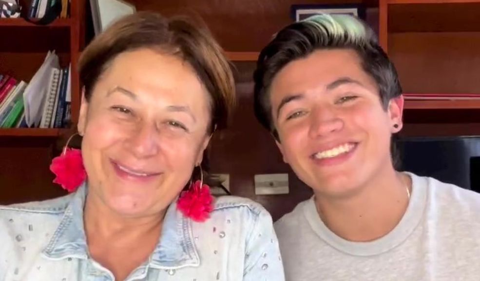 El joven novio de Alina Lozano le pidió matrimonio en pleno programa en vivo