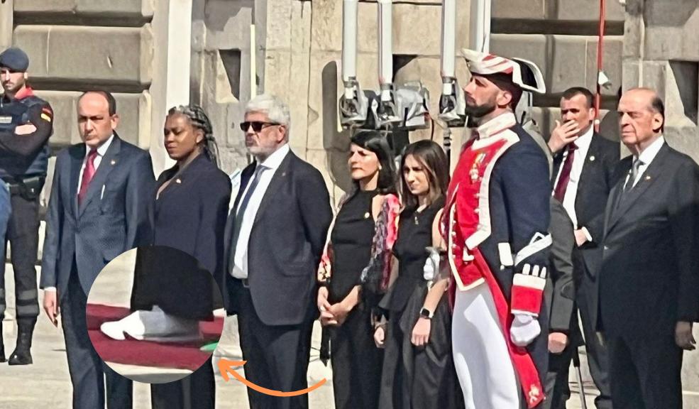 Le llueven críticas a ministra por ir en tenis a una gala La ministra de Minas, Irene Vélez, ha sido fuertemente criticada por llegar en tenis a la gala con los reyes de España.