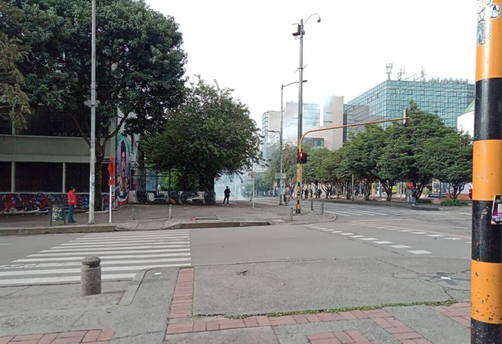 Problemas en la movilidad por protestas en la Universidad Pedagógica 1 Problemas en la movilidad por protestas en la Universidad Pedagógica A esta hora se registran protestas en la Universidad Pedagógica, las cuales ocasionaron el cierre de una de las vías luego de que el Esmad llegó hasta la institución para dispersar a los jóvenes.
