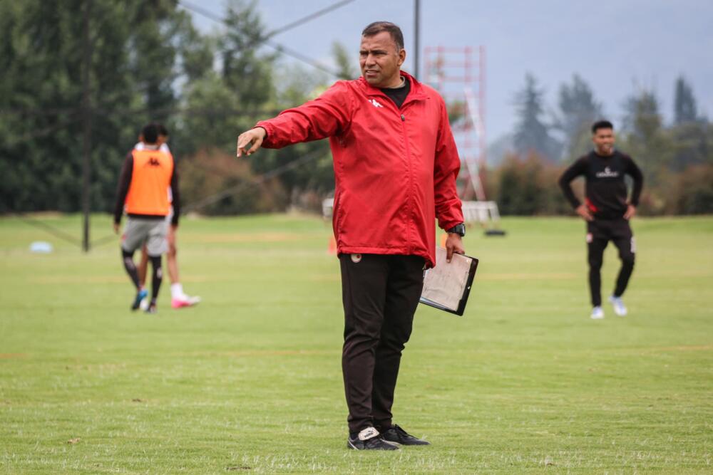 ¡No va más! Hárold Rivera dejó de ser técnico de Santa Fe, tras caer con Nacional 1 ¡No va más! Hárold Rivera dejó de ser técnico de Santa Fe, tras caer con Nacional El presidente del club, Eduardo Méndez, confirmó la salida de Hárold Rivera de la dirección técnica de Santa Fe, tras la derrota contra Nacional.