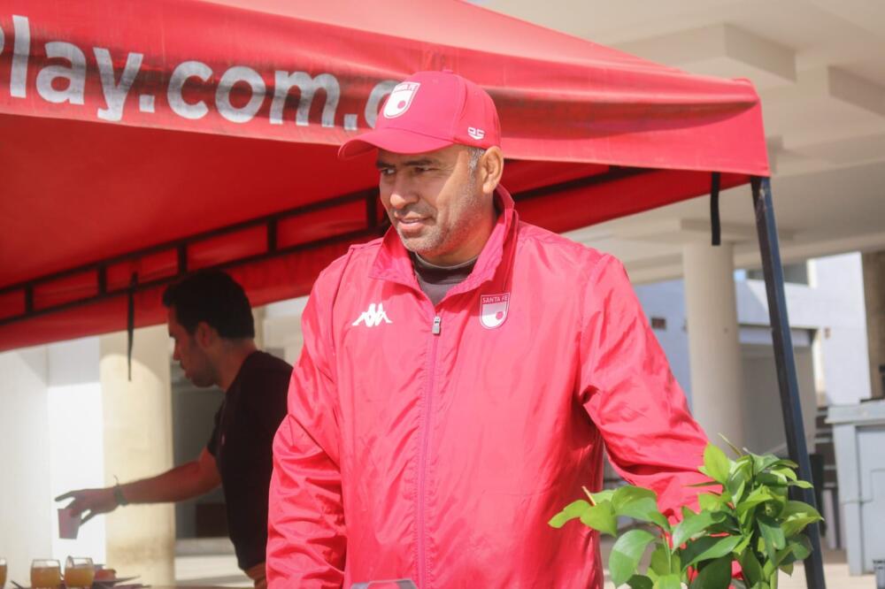 ¡No va más! Hárold Rivera dejó de ser técnico de Santa Fe, tras caer con Nacional 1 ¡No va más! Hárold Rivera dejó de ser técnico de Santa Fe, tras caer con Nacional El presidente del club, Eduardo Méndez, confirmó la salida de Hárold Rivera de la dirección técnica de Santa Fe, tras la derrota contra Nacional.