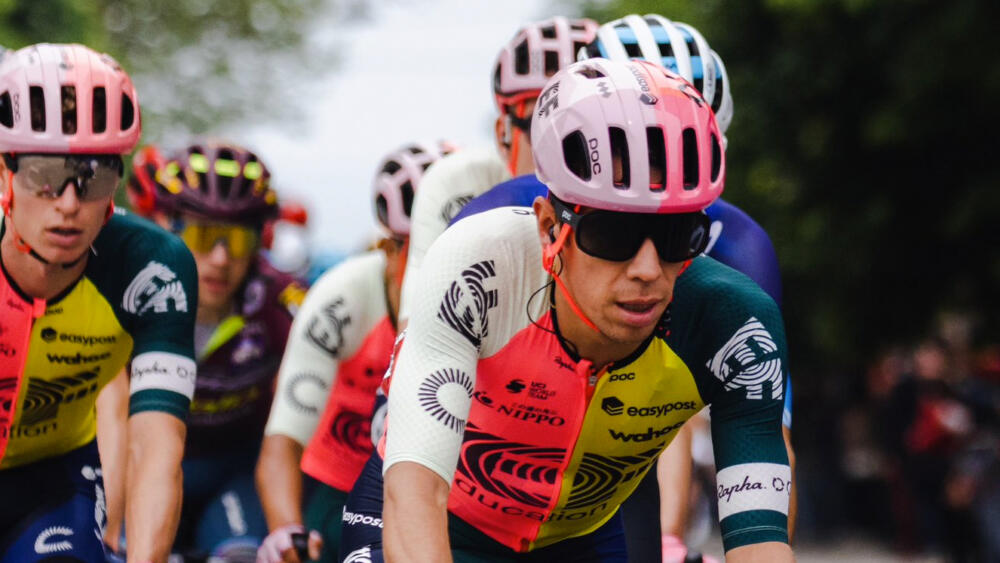 Rigoberto Urán le dijo 'ciao' al Giro de Italia 6 Rigoberto Urán le dijo 'ciao' al Giro de Italia La dicha de ver correr a Rogoberto Urán el Giro de Italia duró poco, apenas 9 jornadas. Y es que ayer, tras disputar la contrarreloj de 35 kilómetros, en la que ocupó el puesto 31, a 2 minutos y 5 segundos del ganador y nuevo líder de la clasificación general, Remco Evenepoel, el ‘Toro’ de Urrao tuvo que decir adiós a la competencia.