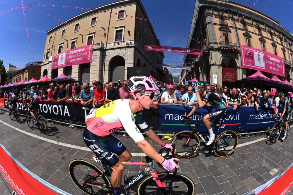 Rigoberto Urán le dijo 'ciao' al Giro de Italia 1 Rigoberto Urán le dijo 'ciao' al Giro de Italia La dicha de ver correr a Rogoberto Urán el Giro de Italia duró poco, apenas 9 jornadas. Y es que ayer, tras disputar la contrarreloj de 35 kilómetros, en la que ocupó el puesto 31, a 2 minutos y 5 segundos del ganador y nuevo líder de la clasificación general, Remco Evenepoel, el ‘Toro’ de Urrao tuvo que decir adiós a la competencia.