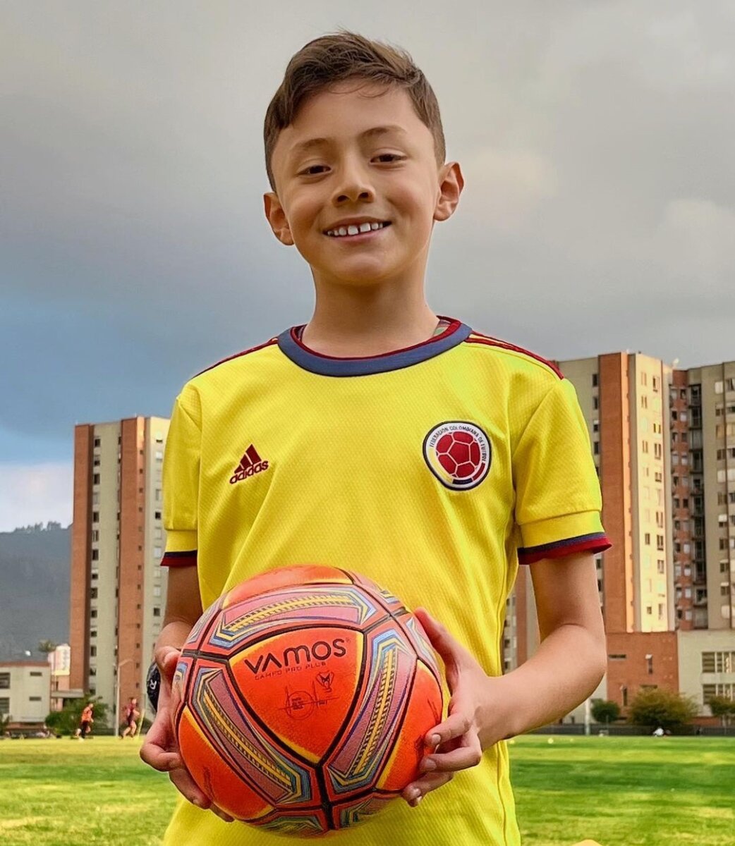 Samuel, un crack de Antonio Nariño que hace de todo A Samuel Aragón la vida lo bendijo con mucho talento. Y es que, ahí donde lo ven, este niño de 10 años, habitante del sector de Luna Park (Antonio Nariño), aparte de ser un talentoso futbolista también se destaca en el arte y el modelaje. Gran parte del desarrollo de sus habilidades se debe a sus padres, quienes siempre lo apoyan en cualquier actividad que lo apasione. 