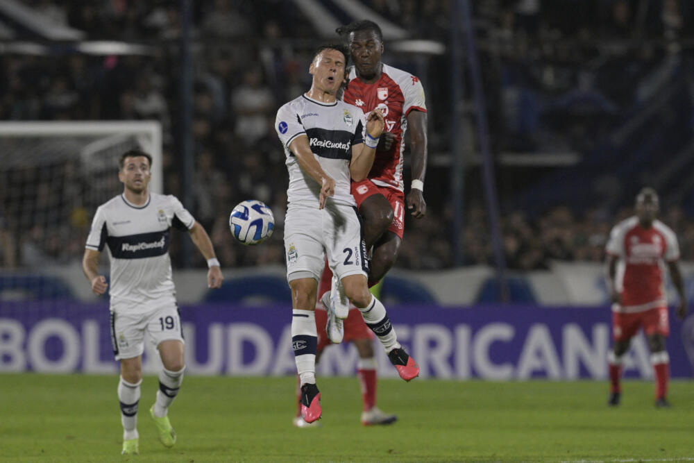 Santa Fe dejó escapar el empate y cayó 1 a 0 ante Gimnasia en la Copa Sudamericana 1 Santa Fe dejó escapar el empate y cayó 1 a 0 ante Gimnasia en la Copa Sudamericana Santa Fe quedó al borde de la eliminación en la Copa Sudamericana tras caer 1 a 0 ante Gimnasia y Esgrima de La Plata, en Argentina.