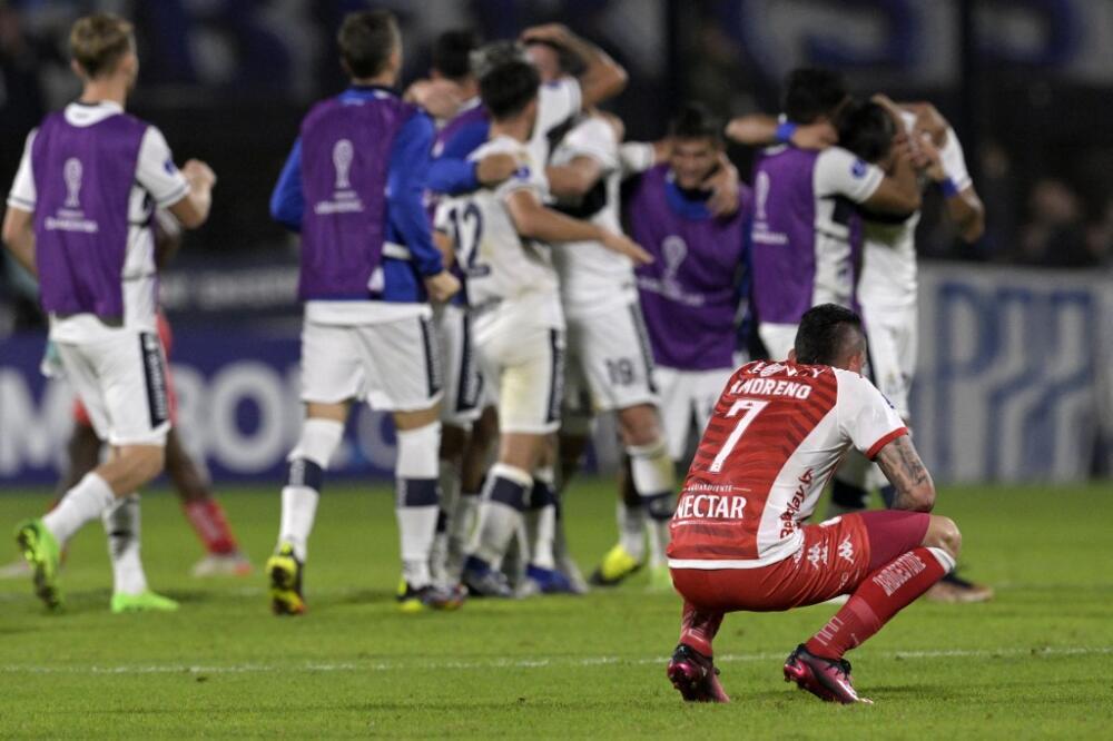 Santa Fe dejó escapar el empate y cayó 1 a 0 ante Gimnasia en la Copa Sudamericana 2 Santa Fe dejó escapar el empate y cayó 1 a 0 ante Gimnasia en la Copa Sudamericana Santa Fe quedó al borde de la eliminación en la Copa Sudamericana tras caer 1 a 0 ante Gimnasia y Esgrima de La Plata, en Argentina.