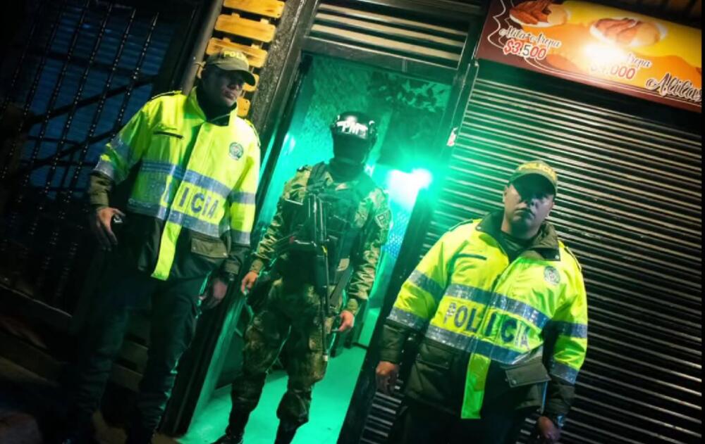Se registraron 13 capturas durante operativos policiales al sur de Bogotá Durante un operativo conjunto entre la Secretaría de Seguridad de Bogotá y la Policía Metropolitana llevado a cabo en las localidades de Rafael Uribe Uribe, Kennedy y Ciudad Bolívar, se logró la captura de 13 personas por diferentes delitos.