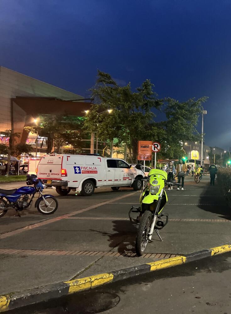 Sebastián, el joven que fue vilmente asesinado en un hurto en Ciudad Salitre 1 Sebastián, el joven que fue vilmente asesinado en un hurto en Ciudad Salitre Al parecer, al joven lo asesinaron por robarle unos euros que minutos antes había cambiado en Ciudad Salitre.