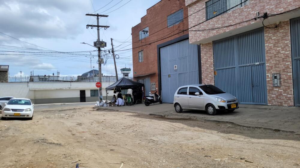 Sicarios asesinaron a tiros a una mujer embarazada 1 Sicarios asesinaron a tiros a una mujer embarazada En la tarde del sábado 13 de mayo una mujer de 24 años de edad y quien tenía 5 meses de gestación fue asesinada a la salida de la cárcel Modelo de Bogotá.