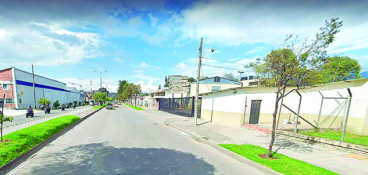Joan Escudero, el soldado asesinado por su compañero en Puente Arada 1 Joan Escudero, el soldado asesinado por su compañero en Puente Arada En la tarde de este jueves se registró un nuevo homicidio de un soldado a manos de un compañero. Este lamentable caso se dio en el batallón de Policía Militar N° 13, ubicado en la Avenida Carrera 50 con Calle 18, en la localidad de Puente Aranda.