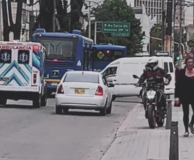 Pille cómo atracó un motoladrón a una mujer Un ciudadano captó el momento exacto en el que un motoladrón le robó el celular a una mujer en las calles de Bogotá. Según el hombre que grabó el robo, pudo registrar el hecho "por pura casualidad" pues cuando se encontraba caminando por la Avenida Calle 34 con Carrera 20 se percató que el ladrón motorizado estaba esperando el momento para cometer un hurto. 