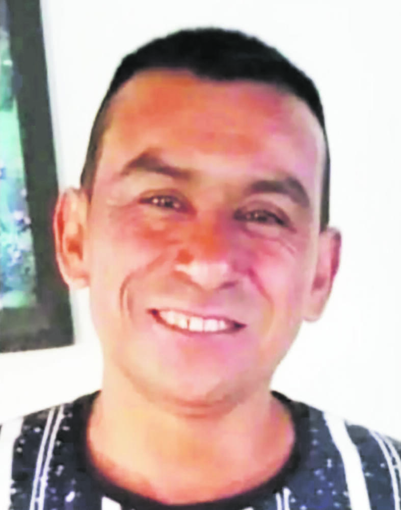 Tras 13 días de búsqueda hallan muerto al minero Ricardo 2 Tras 13 días de búsqueda hallan muerto al minero Ricardo Tras permanecer 13 días atrapado al interior de una mina ubicada en el municipio de Guachetá, en Cundinamarca, en la mañana del viernes los organismos de socorro hallaron el cuerpo del minero que quedó sepultado tras un derrumbe ocurrido el sábado 29 de abril dentro de la mina La Jabonera.