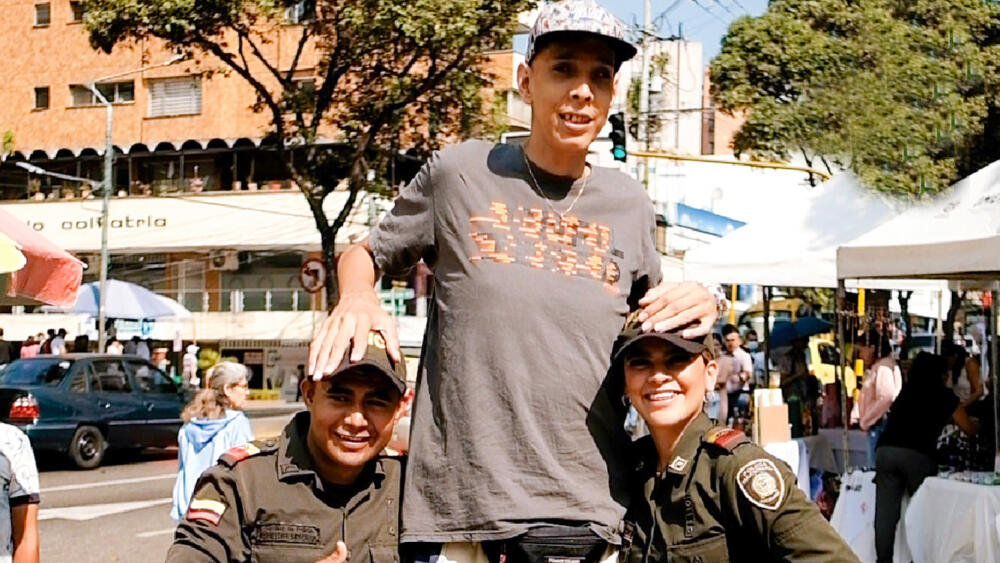 El colombiano Asdrúbal Herrera es el hombre más alto de Latinoamérica 9 El colombiano Asdrúbal Herrera es el hombre más alto de Latinoamérica Asdrúbal Herrera, con 2 metros y 38 centímetros, tiene el récord de ser el hombre más alto del continente.