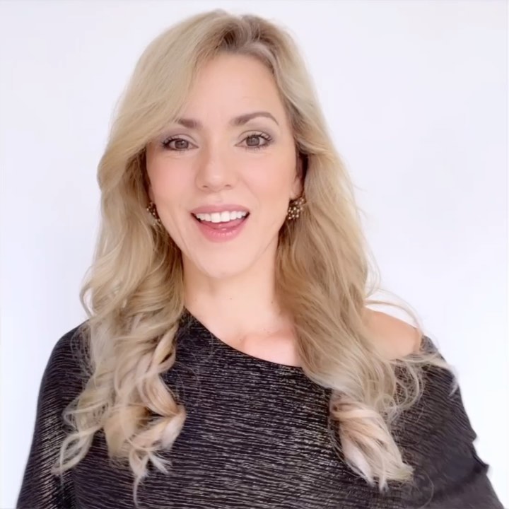 Valentina Rendón embarazada casi a sus 50 años Por medio de un video de redes sociales, la reconocida actriz Valentina Rendón anunció que está esperando a su segundo bebé, la mujer dijo que mientras estaba esperando a que le llegara la menopausia le terminó fue  llegando "una bendición".