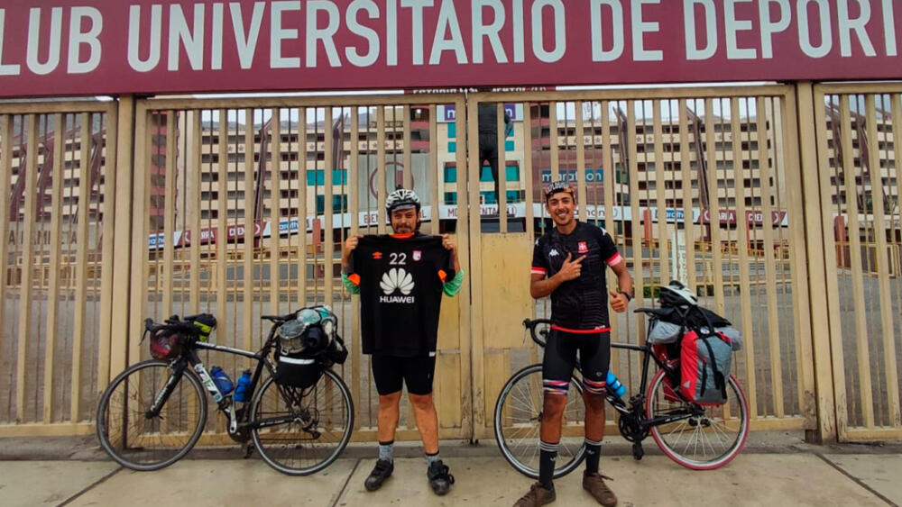 Viajaron en bicicleta hasta Perú para ver a Santa Fe  El amor por Santa Fe no tiene fronteras, y dos jóvenes bogotanos lo están demostrando, luego de emprender un viaje en bicicleta hasta Lima (Perú) para ver al equipo de sus amores frente a Universitario, en la tercera fecha de la fase de grupos de la Copa Sudamericana.
