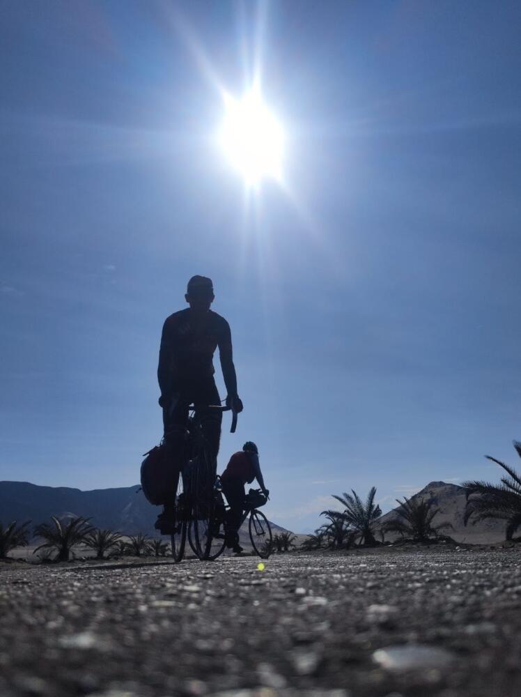 Viajaron en bicicleta hasta Perú para ver a Santa Fe 2 Viajaron en bicicleta hasta Perú para ver a Santa Fe El amor por Santa Fe no tiene fronteras, y dos jóvenes bogotanos lo están demostrando, luego de emprender un viaje en bicicleta hasta Lima (Perú) para ver al equipo de sus amores frente a Universitario, en la tercera fecha de la fase de grupos de la Copa Sudamericana.