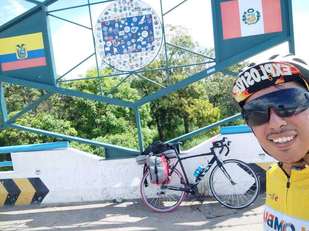 Viajaron en bicicleta hasta Perú para ver a Santa Fe 1 Viajaron en bicicleta hasta Perú para ver a Santa Fe El amor por Santa Fe no tiene fronteras, y dos jóvenes bogotanos lo están demostrando, luego de emprender un viaje en bicicleta hasta Lima (Perú) para ver al equipo de sus amores frente a Universitario, en la tercera fecha de la fase de grupos de la Copa Sudamericana.