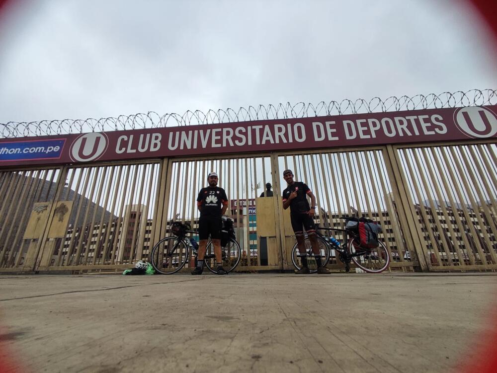 Viajaron en bicicleta hasta Perú para ver a Santa Fe 3 Viajaron en bicicleta hasta Perú para ver a Santa Fe El amor por Santa Fe no tiene fronteras, y dos jóvenes bogotanos lo están demostrando, luego de emprender un viaje en bicicleta hasta Lima (Perú) para ver al equipo de sus amores frente a Universitario, en la tercera fecha de la fase de grupos de la Copa Sudamericana.
