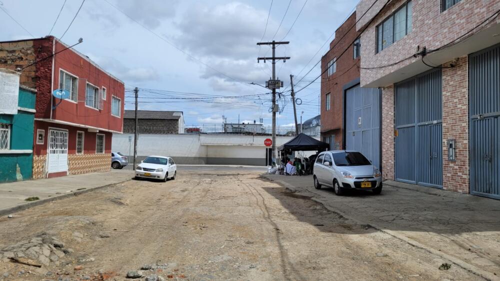 Así fue el crimen de mujer embarazada a la salida de la cárcel La Modelo “Cuando pasó todo yo estaba en la casa. La verdad fue que no se escucharon disparos, por lo menos mi esposo y yo nos enteramos  de que algo estaba pasando fue por la bulla que se formó en ese momento. Cuando salimos vimos gente gritando, corriendo y pidiendo ayuda. Ahí fue que nos dimos cuenta que le habían disparado a una muchacha en una de las carpas que la gente usa para cambiarse cuando es día de visita ahí en la cárcel. La muchacha estaba embarazada y murió ahí mismo donde cayó. Y otra señora que estaba pasando por ahí también terminó con un disparo. Ojalá se recupere porque imagínese, solo por estar en el lugar equivocado terminó herida. Hubiera podido ser cualquiera de acá de la cuadra; incluso mis niños que se la pasan jugando por ahí. ¡Qué miedo!”, le contó en la mañana de ayer a Q'HUBO una vecina del barrio Puente Aranda, en la localidad del mismo nombre, a propósito del crimen ocurrido la tarde de este sábado en inmediaciones de la cárcel La Modelo. 