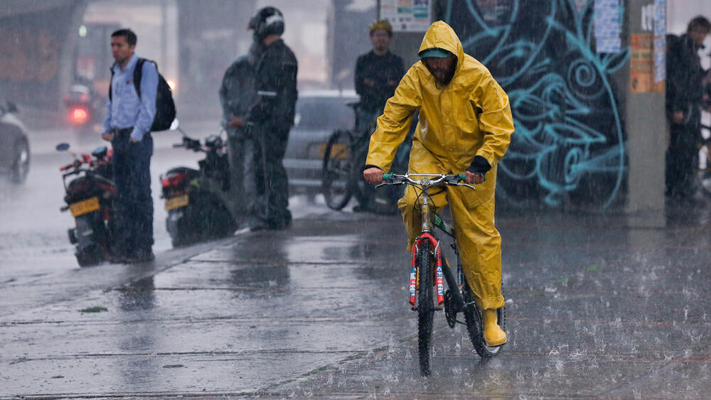 Cayó fuerte granizada en Bogotá La ciudad de Bogotá llevaba más de dos semanas en las que sus tardes eran bastante soleadas, pero eso acabó este viernes 12 de mayo cuando de nuevo cayó un aguacero como lo es común en la capital. En las localidades de Chapinero, Barrios Unidos, Santa Fe y Usaquén incluso hasta cayó granizo. 