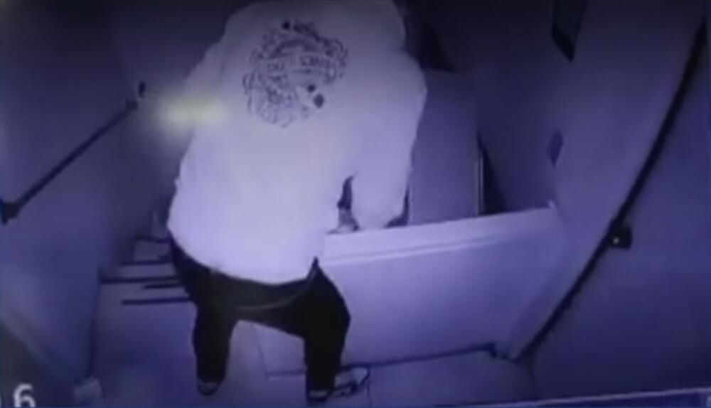 El video del momento en que sicarios le disparan a uniformado del Inpec en Kennedy 1 El video del momento en que sicarios le disparan a uniformado del Inpec en Kennedy El pasado 2 de mayo un uniformado del Inpec fue víctima de un intento de sicariato en el barrio Villa Alsacia, en la localidad de Kennedy, justo cuando se encontraba llegando a su vivienda. El intento de sicariato quedó registrado en un video de una de las cámaras de seguridad del establecimiento.