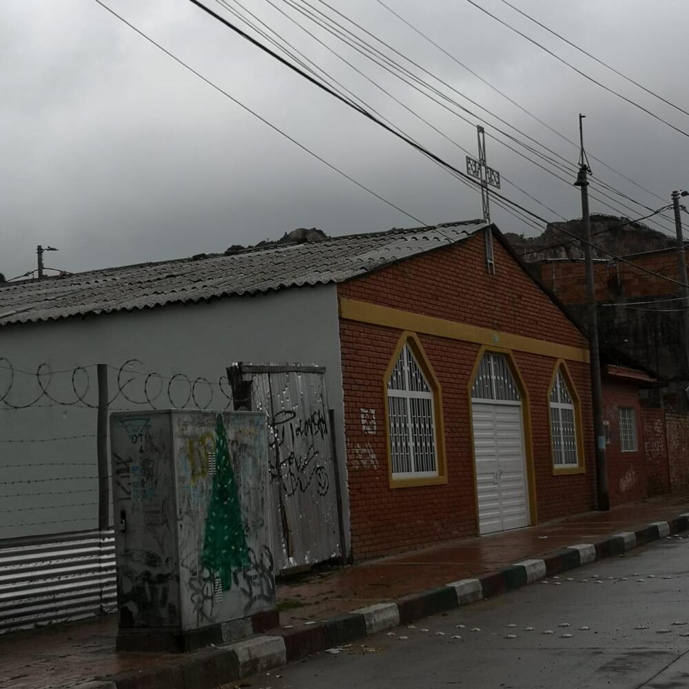 ¿Policía baleado por lío de faldas con cura? EN EXCLUSIVA Q’HUBO conoció la versión de una mujer que dice ser allegada a la iglesia en donde se presentaron los hechos. La feligresa afirma que el cura le disparó al uniformado por una mujer. Aquí los detalles: