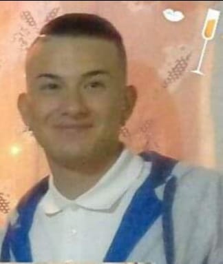 Crimen a puñal en Santa Fe 1 Crimen a puñal en Santa Fe Desalmados le quitaron la vida a Sergio, un joven de 23 años, en el Santa Fe.