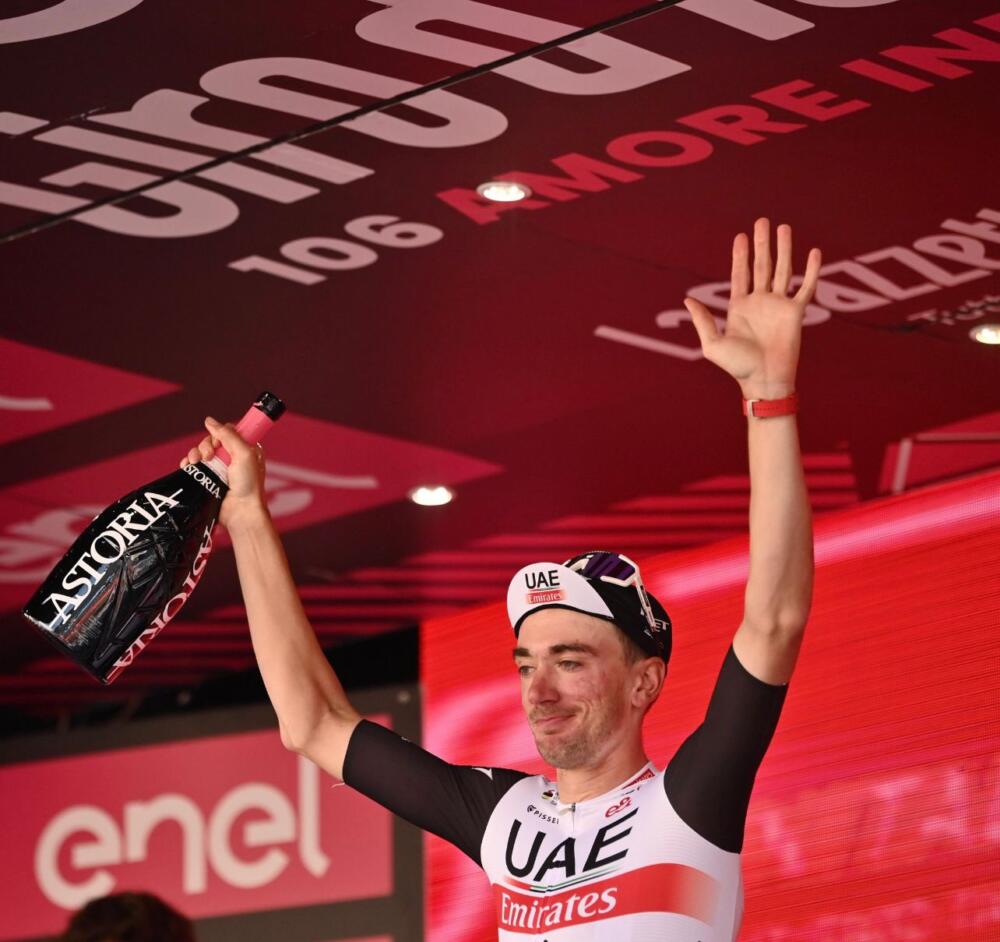 McNulty gana la decimoquinta etapa del Giro El ciclista estadounidense Brandon McNulty (UAE) se impuso en la decimoquinta etapa del Giro, este domingo en Bérgamo, en otra jornada en la que llegó a la meta una fuga de corredores que se disputaron la victoria parcial.