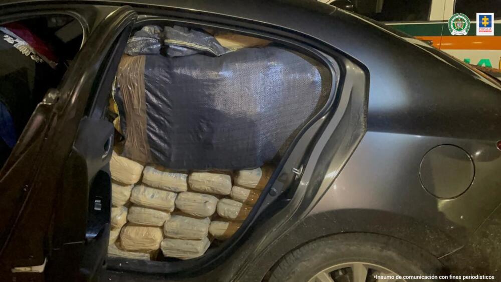 Judicializan a Policías que ayudaban a transportar marihuana 1 Judicializan a Policías que ayudaban a transportar marihuana Tres patrulleros, un intendente y un particular fueron judicializados en las últimas horas por estar involucrados en el transporte de dos cargamentos de marihuana.
