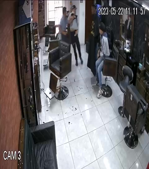 EN VIDEO: Así robaron una peluquería en Rafael Uribe 1 EN VIDEO: Así robaron una peluquería en Rafael Uribe