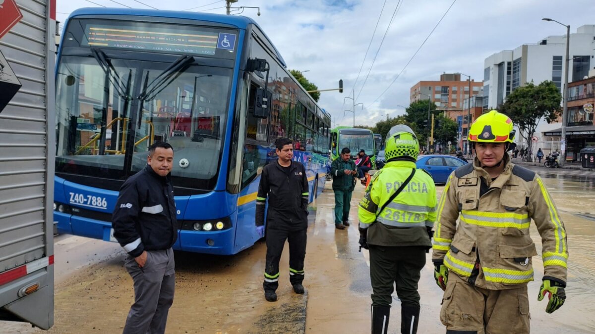 Un bus del Sitp quedó atrapado en plena vía por cuenta de inundación 1 Un bus del Sitp quedó atrapado en plena vía por cuenta de inundación