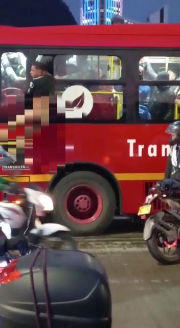 Semidesnudo y colgando del Transmilenio, así terminó un hombre en la Av. Caracas 1 Semidesnudo y colgando del Transmilenio, así terminó un hombre en la Av. Caracas