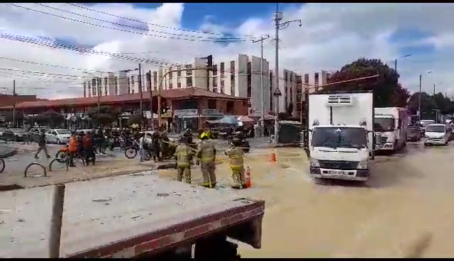 Un bus del Sitp quedó atrapado en plena vía por cuenta de inundación 2 Un bus del Sitp quedó atrapado en plena vía por cuenta de inundación