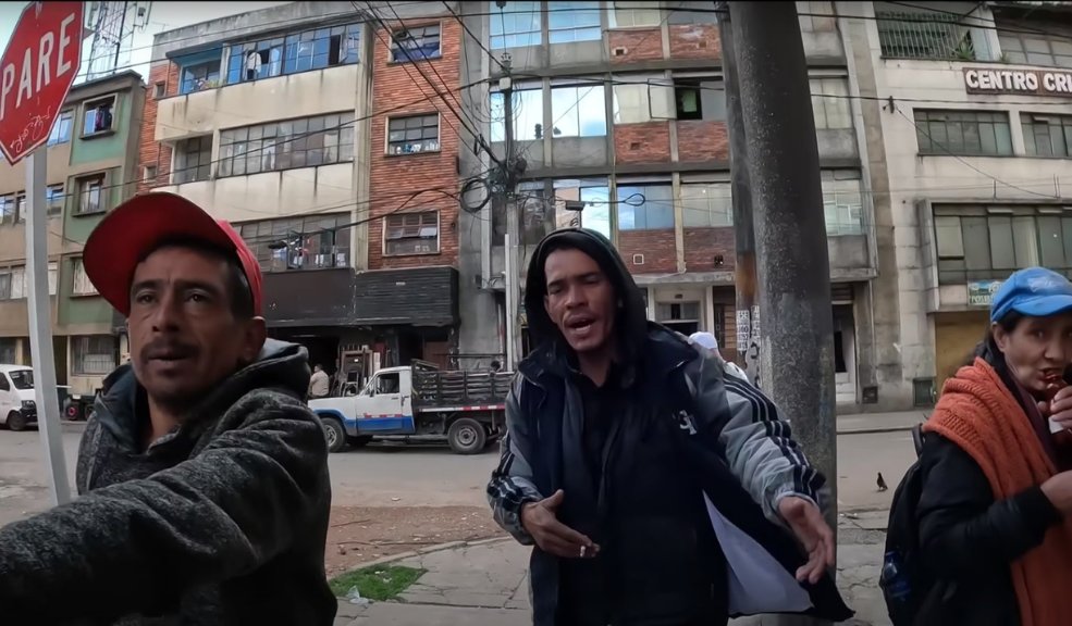 Youtuber extranjero se salvó de ser linchado en el Santa Fe 1 Youtuber extranjero se salvó de ser linchado en el Santa Fe El youtuber se encontraba grabando en el barrio Santa Fe, cuando fue atacado por varios hombres.