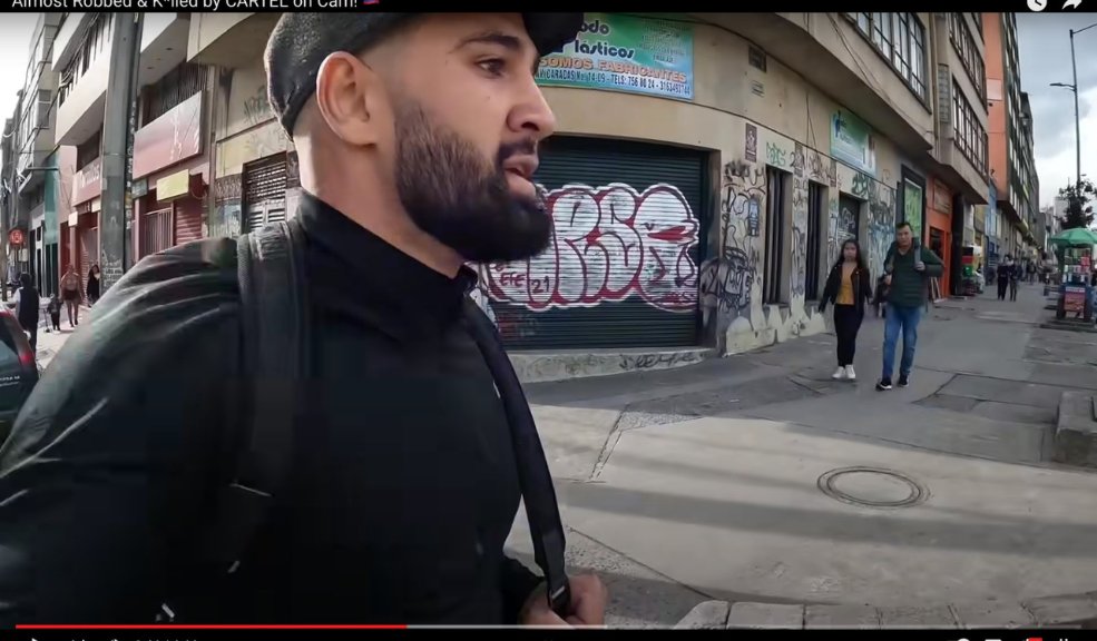 Youtuber extranjero se salvó de ser linchado en el Santa Fe 2 Youtuber extranjero se salvó de ser linchado en el Santa Fe El youtuber se encontraba grabando en el barrio Santa Fe, cuando fue atacado por varios hombres.