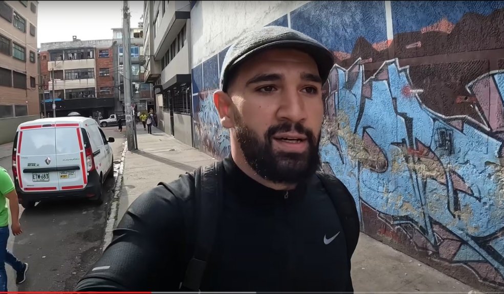 Youtuber extranjero se salvó de ser linchado en el Santa Fe El youtuber se encontraba grabando en el barrio Santa Fe, cuando fue atacado por varios hombres.