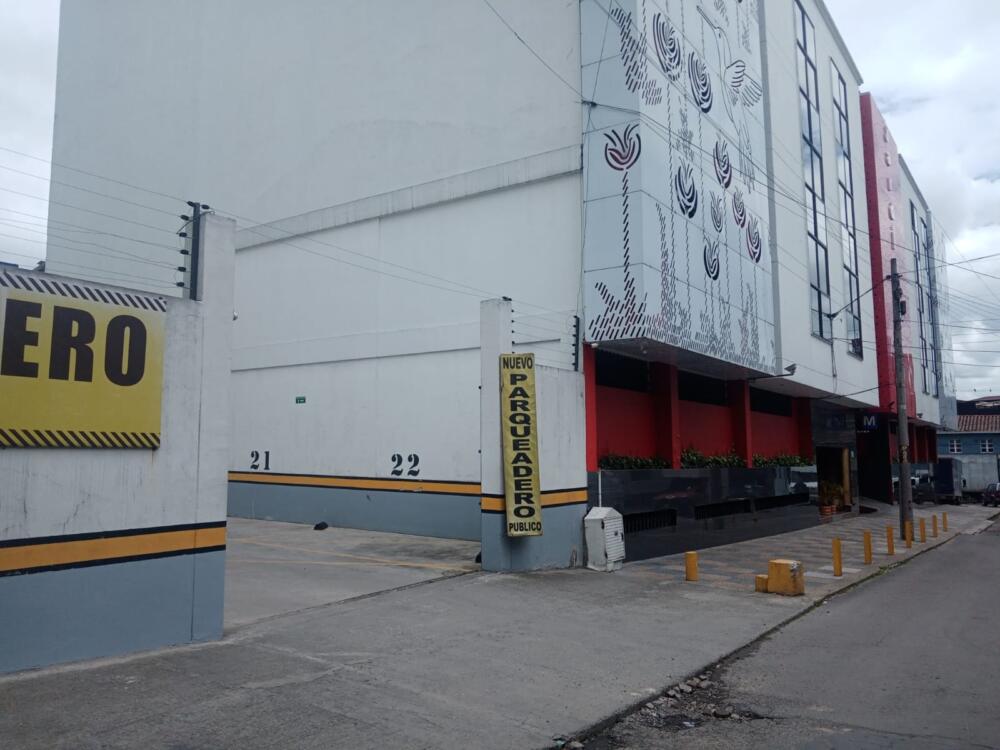 Detalles del macabro feminicidio en motel de Barrios Unidos 1 Detalles del macabro feminicidio en motel de Barrios Unidos En la recepción de un motel en el barrio La Esperanza de la localidad de Barrios Unidos, poco antes de la medianoche de ayer se registró una escalofriante llamada de una de las habitaciones del cuarto piso. La recepcionista que tomó el teléfono escuchó al otro lado la voz de un hombre que, sin titubear, le decía que había acabado de atentar contra la vida de su pareja sentimental.