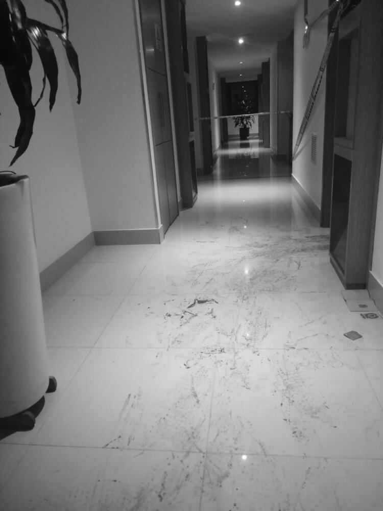 Detalles del macabro feminicidio en motel de Barrios Unidos 2 Detalles del macabro feminicidio en motel de Barrios Unidos En la recepción de un motel en el barrio La Esperanza de la localidad de Barrios Unidos, poco antes de la medianoche de ayer se registró una escalofriante llamada de una de las habitaciones del cuarto piso. La recepcionista que tomó el teléfono escuchó al otro lado la voz de un hombre que, sin titubear, le decía que había acabado de atentar contra la vida de su pareja sentimental.