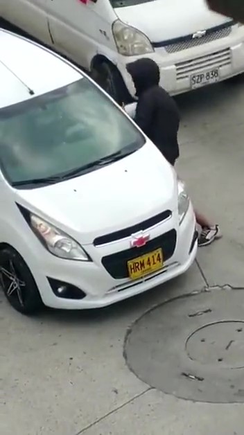 Así es como se roban los espejos de los carros en el barrio Policarpa