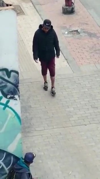 Así es como se roban los espejos de los carros en el barrio Policarpa