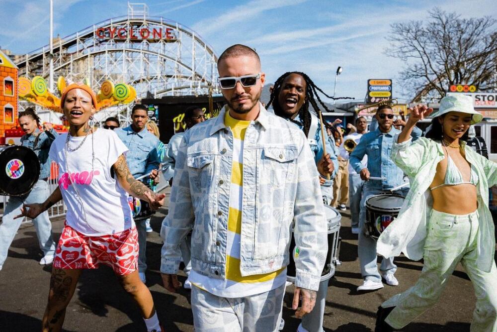 ¡Botó la casa por la ventana! J Balvin alquiló el Museo de Arte Moderno para celebrar su cumpleaños Después de su breve retiro de redes sociales, J Balvin está regresando con toda. Últimamente ha estado recordando sus raíces, pues se le ha visto recorriendo las calles de Medellín y hasta dando un concierto improvisado en Bello. Ahora escogió un lugar emblemático de la ciudad para celebrar su cumpleaños.