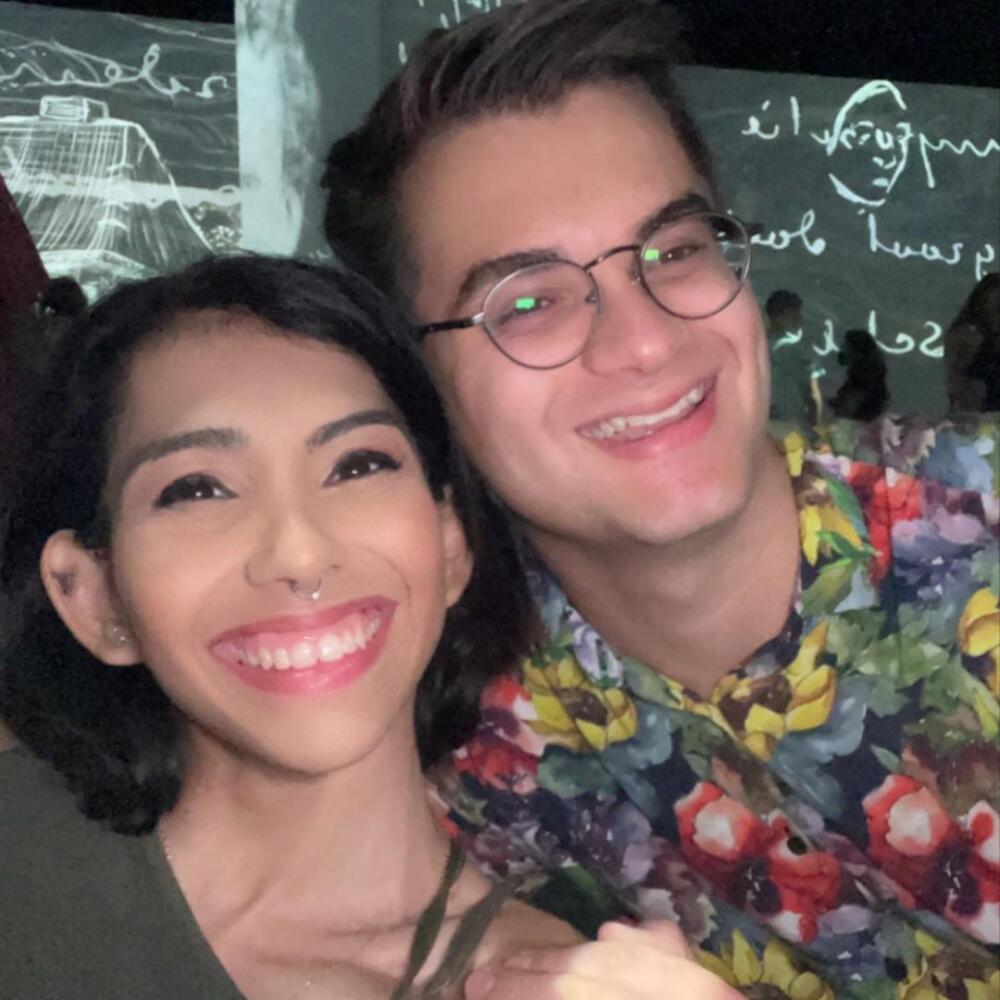 ¡Increíble! Daniel, el novio de una siamesa que comparte pelvis con su hermana La historia de una siamesa que comparte los mismos órganos y la pelvis con su hermana, además de otras estructuras del cuerpo, se ha vuelto viral en las redes sociales.