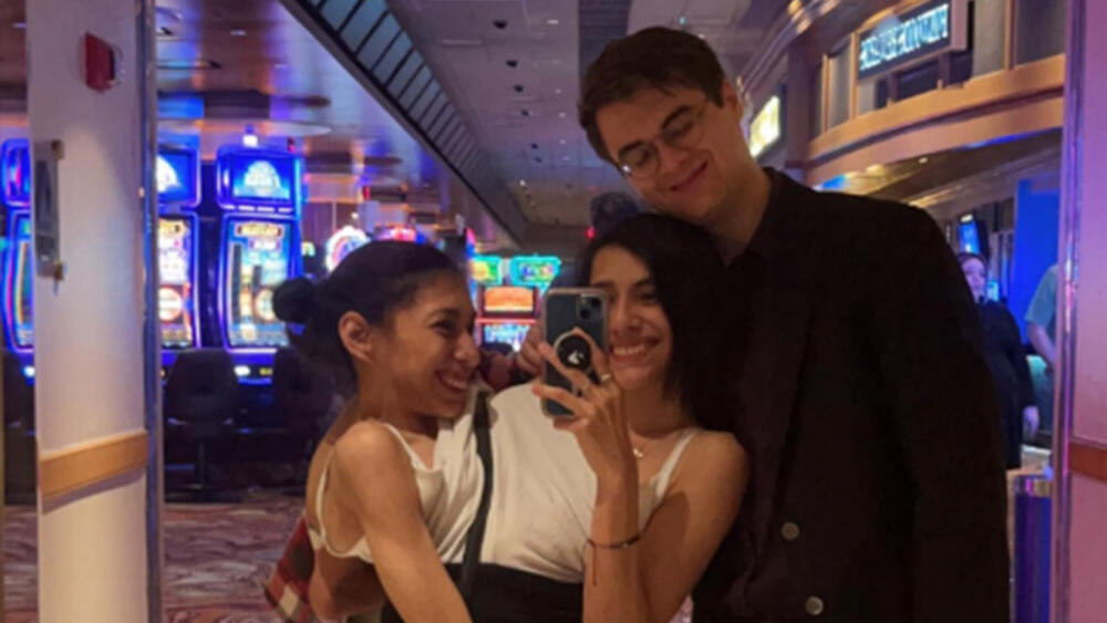 ¡Increíble! Daniel, el novio de una siamesa que comparte pelvis con su hermana La historia de una siamesa que comparte los mismos órganos y la pelvis con su hermana, además de otras estructuras del cuerpo, se ha vuelto viral en las redes sociales.