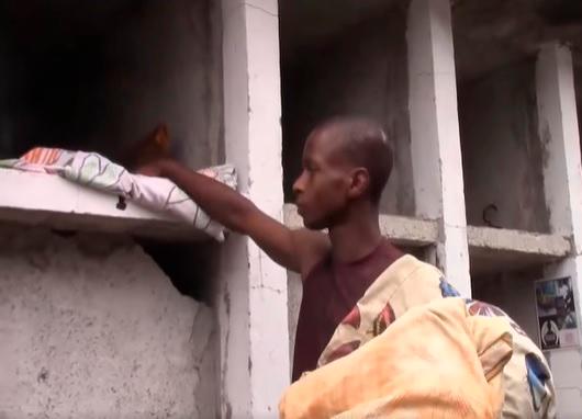 ¡Lleva un año durmiendo en un ataúd! Hombre vive en un cementerio de Colombia Un joven de 23 años que vive en Chocó, lleva un año durmiendo entre los muertos del cementerio de la ciudad.