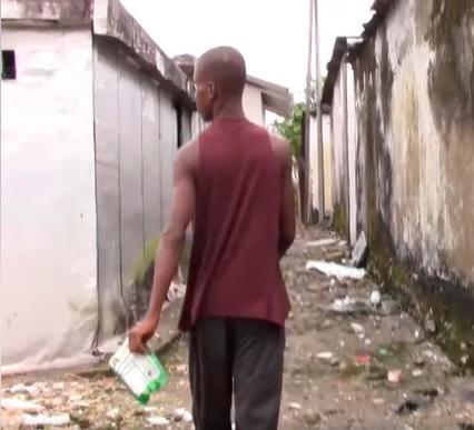 ¡Lleva un año durmiendo en un ataúd! Hombre vive en un cementerio de Colombia Un joven de 23 años que vive en Chocó, lleva un año durmiendo entre los muertos del cementerio de la ciudad.