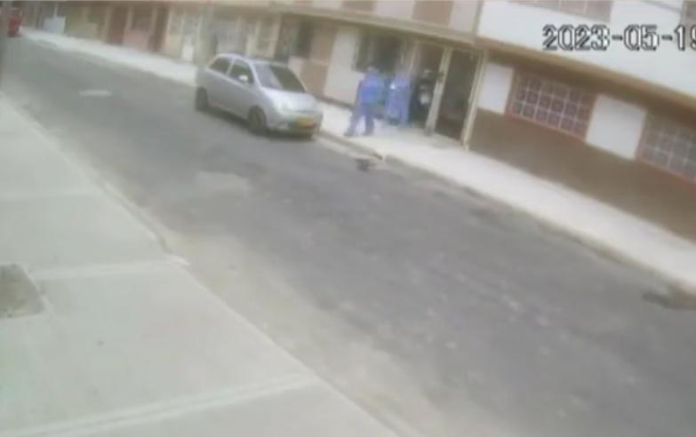 ¡Ojo! Fingieron trabajar en la Secretaría de Salud para robar a abuelita en Engativá Una adulta mayor fue víctima de tres mujeres que hurtaron su vivienda, luego de que se hicieron pasar como funcionarias de la Secretaría de Salud, en Engativá.