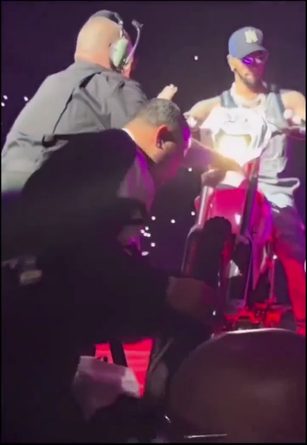 ¡Peligro al volante! Anuel AA dejó caer una moto sobre su público en pleno concierto 1 ¡Peligro al volante! Anuel AA dejó caer una moto sobre su público en pleno concierto Le mostramos las imágenes del momento en que el que el cantante Anuel AA casi provoca una tragedia en un concierto que dio en Nueva York, Estados Unidos.
