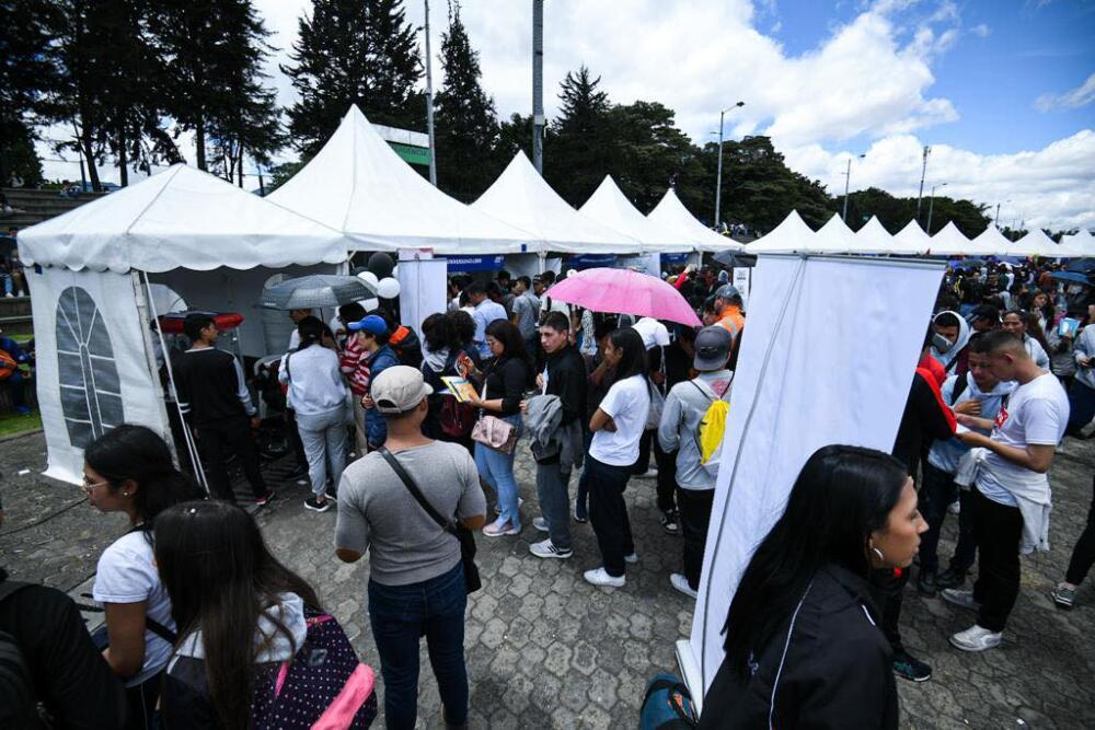 ¡Pilas! se acaba el tiempo para inscribirse a Jóvenes a la U 1 ¡Pilas! se acaba el tiempo para inscribirse a Jóvenes a la U Desde la Alcaldía de Bogotá se informó que hasta el próximo lunes 15 de mayo los bogotanos podrán inscribirse la V convocatoria de Jóvenes a la U donde el Distrito ofrece 11.000 cupos para que jóvenes graduados de Bogotá puedan estudiar en programas técnicos profesionales, tecnológicos y profesionales universitarios en 44 instituciones de educación superior.