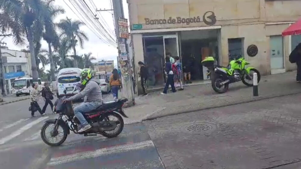 ¡Se esfumaron con el billete! Ladrones cometieron asalto en banco de Fusagasugá Dos ladrones cometieron un millonario robo a un banco en el centro de Fusagasugá aprovechando que la entidad bancaria retiró el servicio de vigilancia.
