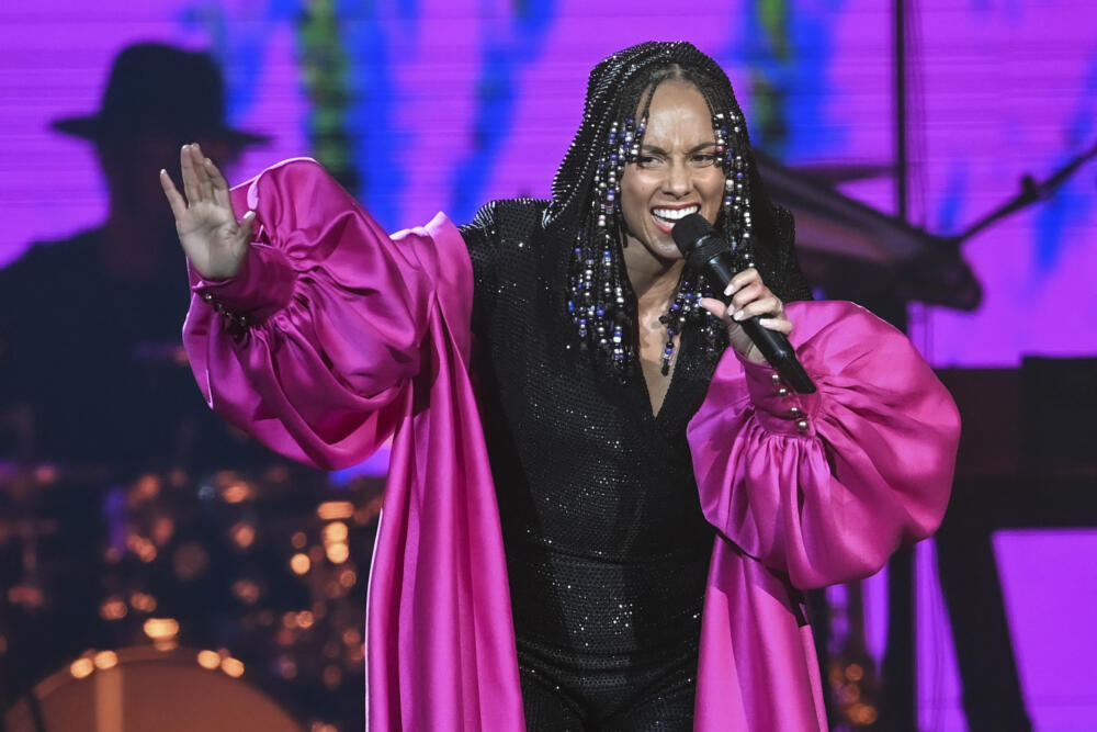 ¡Toda una sorpresa! Karol G cantó con Alicia Keys en Bogotá La noche de este jueves se convirtió en inolvidable para las personas que asistieron al concierto de Alicia Keys que tuvo en lugar en el Movistar Arena de Bogotá, pues aunque existían muchas dudas si la cantante estadounidense traería como invitados a algunos artistas colombianos, los bogotanos quedaron bastante sorpendidos al ver que Karol G apareció en el escenario para cantar a dueto con Alicia.